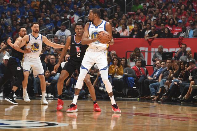 世体：巴萨本轮西甲将穿白色球裤致敬经典